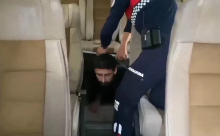 Edirne’de minibüsün bagajında 1 FETÖ şüphelisi ile 12 kaçak göçmen yakalandı
