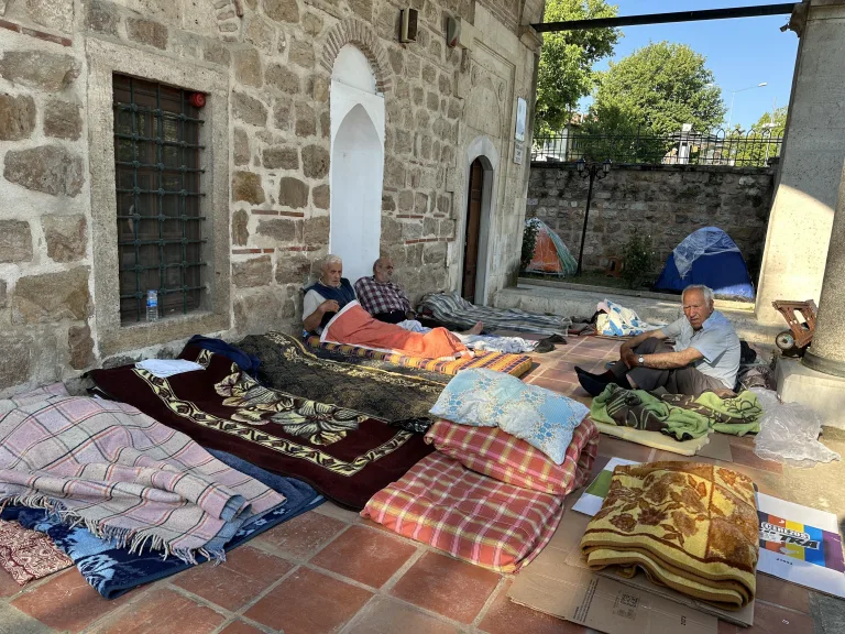 Edirne’de otellerde yer bulamayan güreşseverler, çadırlarda kaldı