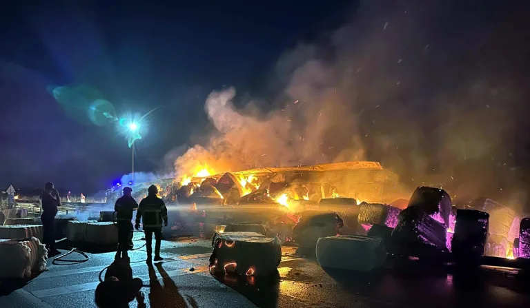 Edirne’de pamuk yüklü TIR alev alev yandı