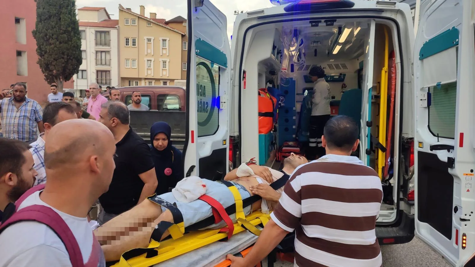 Husumetlisini cadde ortasında tabancayla vurdu Husumetlisini cadde ortasında tabancayla vurdu