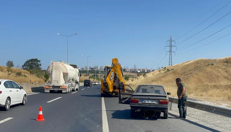 İş Makinesine Çarpan Otomobilin Sürücüsü Yaralandı