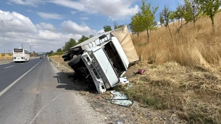 Kamyonet Yan Yattı; Sürücü Yara Almadan Kurtuldu