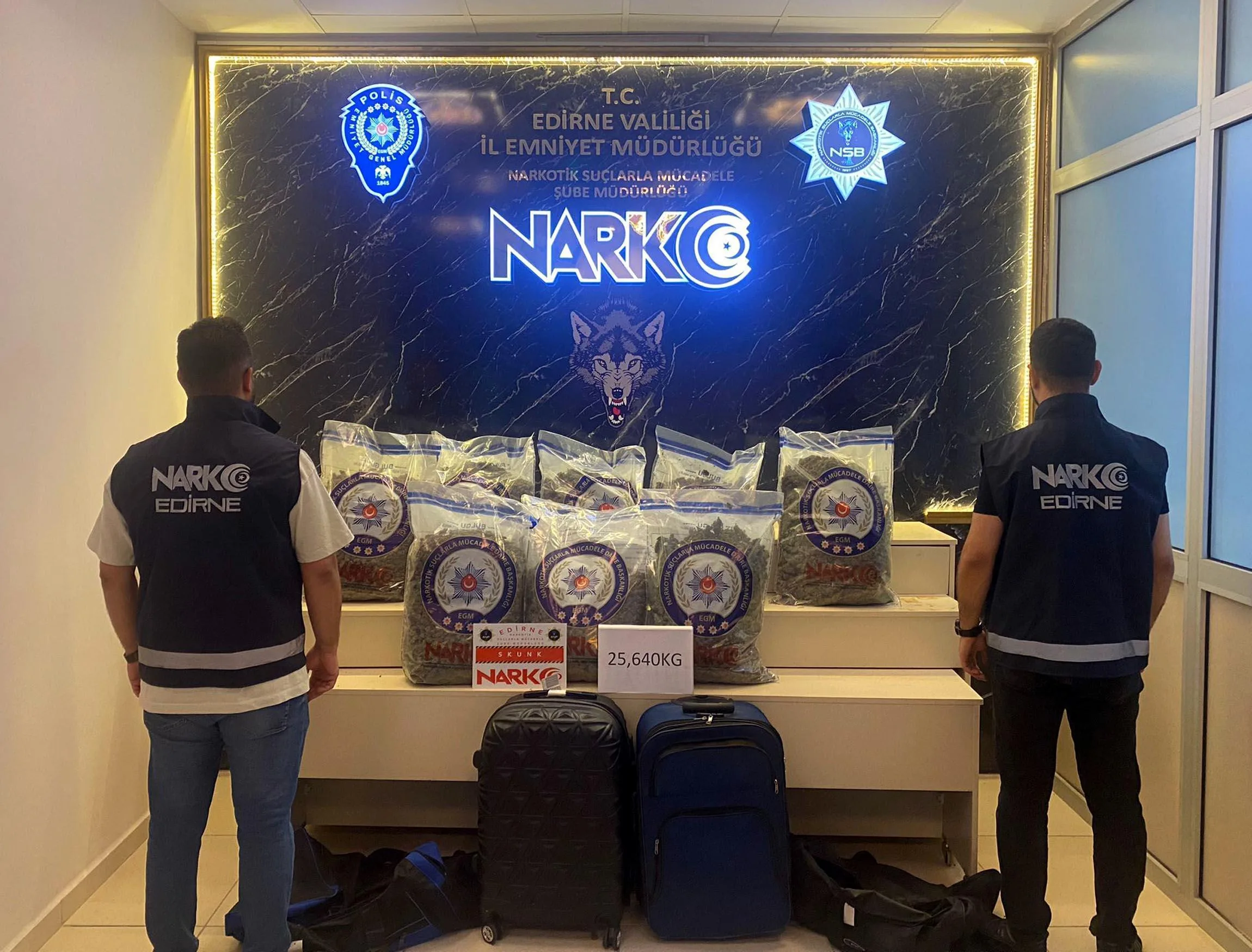 Kapıkule’den giriş yapan TIR’da 25 kilo 640 gram skunk ele geçirildi Kapıkule’den giriş yapan TIR’da 25 kilo 640 gram skunk ele geçirildi