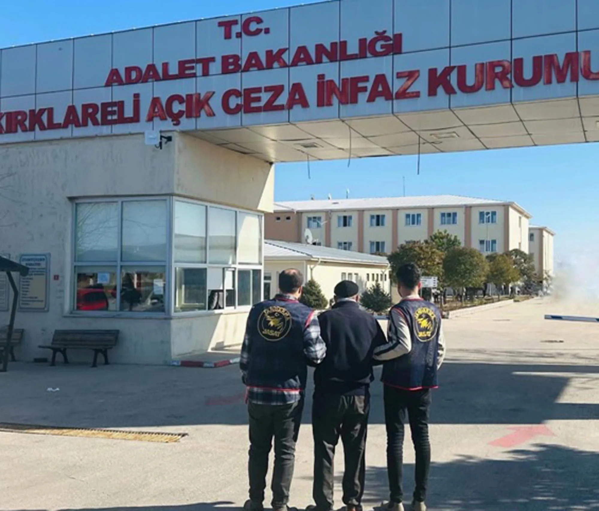 Kırklareli’de aranan hükümlü başkasına ait kimlikle yakalandı Kırklareli’de aranan hükümlü başkasına ait kimlikle yakalandı