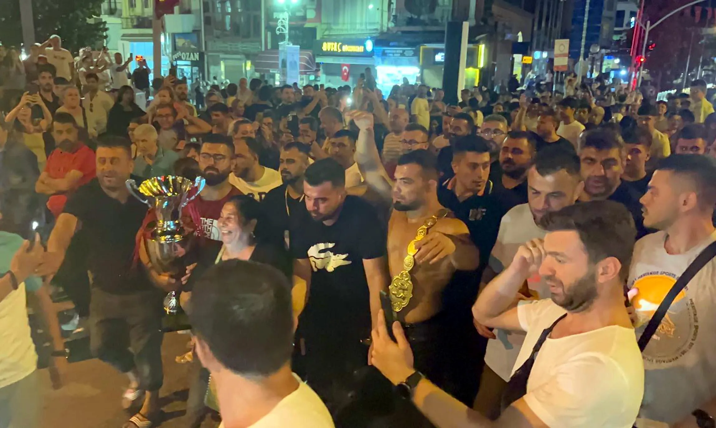 Kırkpınar Başpehlivanı Zeybek, hamam geleneğini bozmadı Kırkpınar Başpehlivanı Zeybek, hamam geleneğini bozmadı