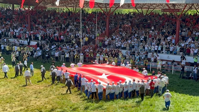 Kırkpınar Güreşleri’nin yapıldığı Sarayiçi Er Meydanı’nda dev Türk bayrağı açıldı
