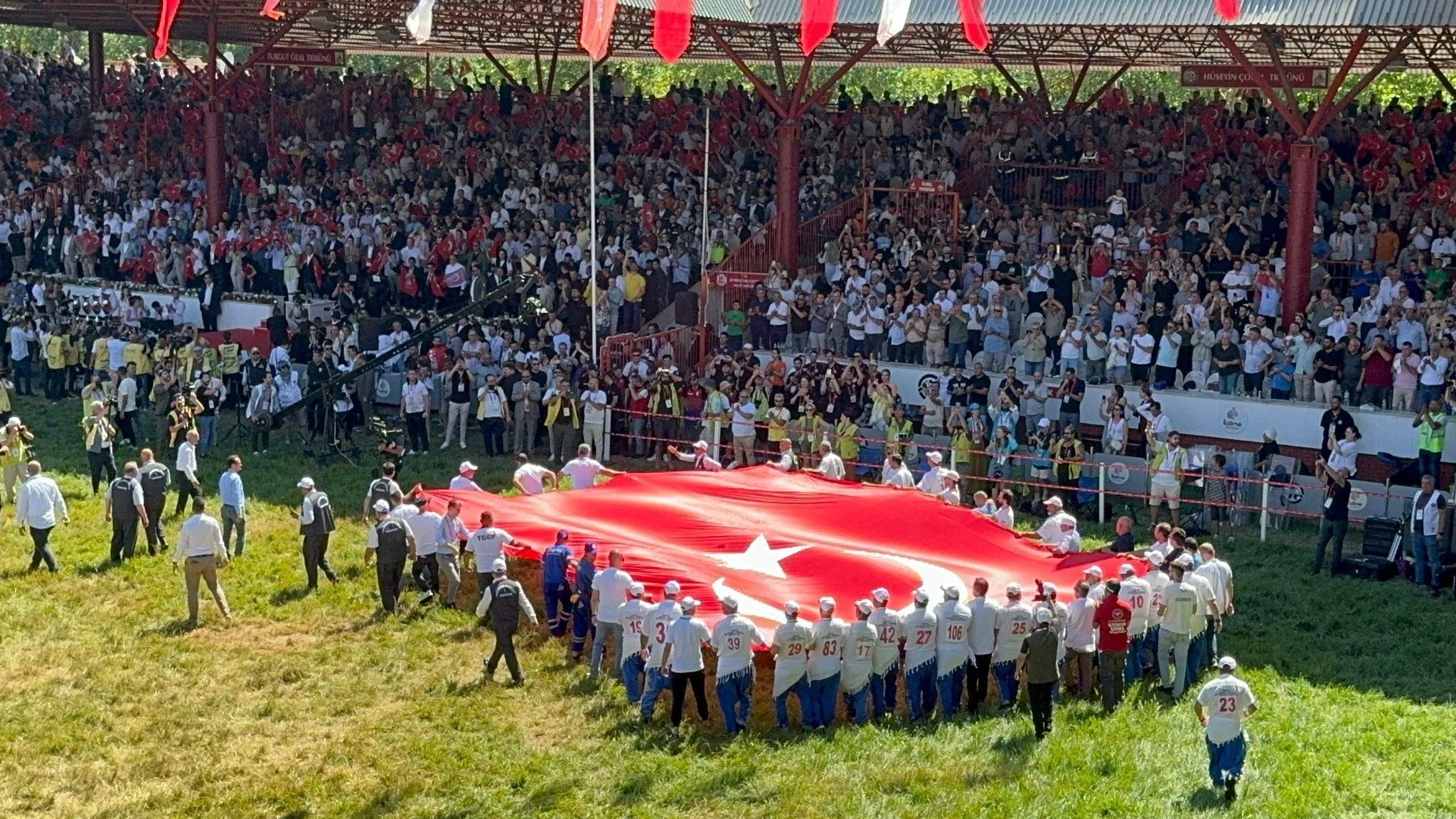 Kırkpınar Güreşleri’nin yapıldığı Sarayiçi Er Meydanı’nda dev Türk bayrağı açıldı Kırkpınar Güreşleri’nin yapıldığı Sarayiçi Er Meydanı’nda dev Türk bayrağı açıldı