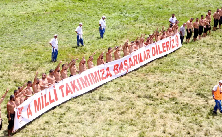 Kırkpınar’da başpehlivanlar, ‘A Milli takımımıza başarılar dileriz’ pankartı açıp ‘bozkurt’ işareti yaptı