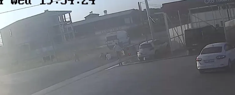 Minibüsle çarpışan triportörde 2 kişi yaralandı; kaza kamerada