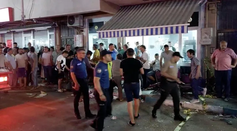 Otomobil, Kıraathane Önünde Oturanların Arasına Daldı; 11 Yaralı Kaza Kamerada