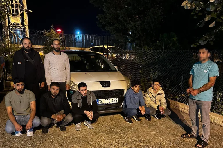 Otomobilde 7 kaçak göçmen ile 1 organizatör yakalandı