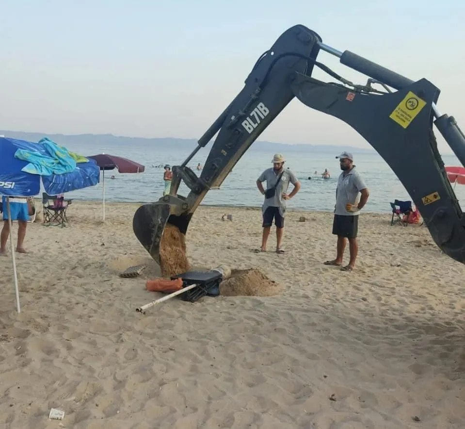 Saros’taki sahillerde sabit şezlong ve şemsiyeler kaldırılıyor Saros’taki sahillerde sabit şezlong ve şemsiyeler kaldırılıyor