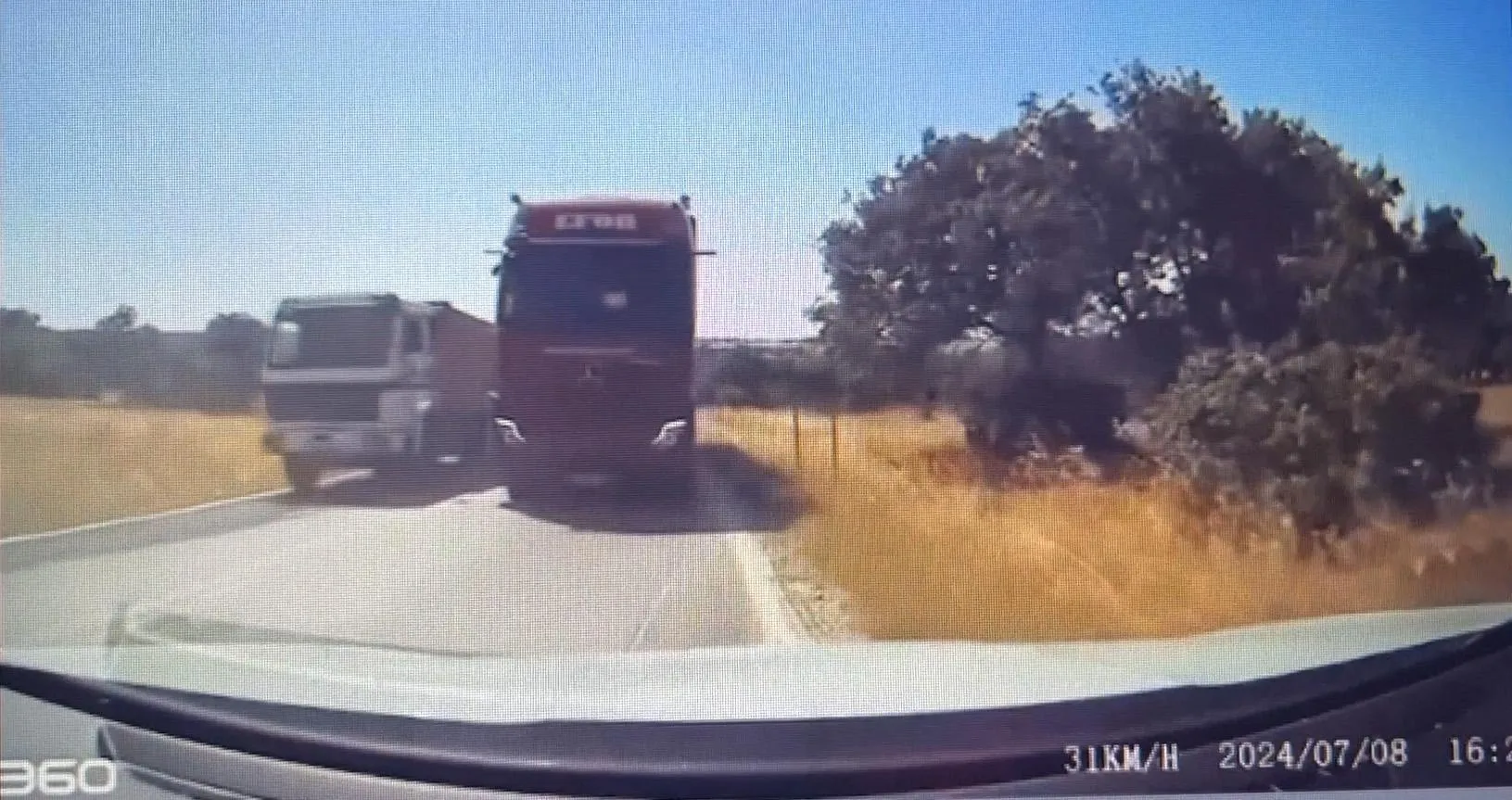Sürücüsünün hatalı sollama yaptığı TIR, kazaya neden oluyordu; o anlar kamerada Sürücüsünün hatalı sollama yaptığı TIR, kazaya neden oluyordu; o anlar kamerada