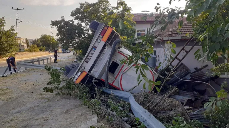Tanker Evlerine Çarptı; Bomba Patlaması ya da Deprem Olduğunu Sandılar
