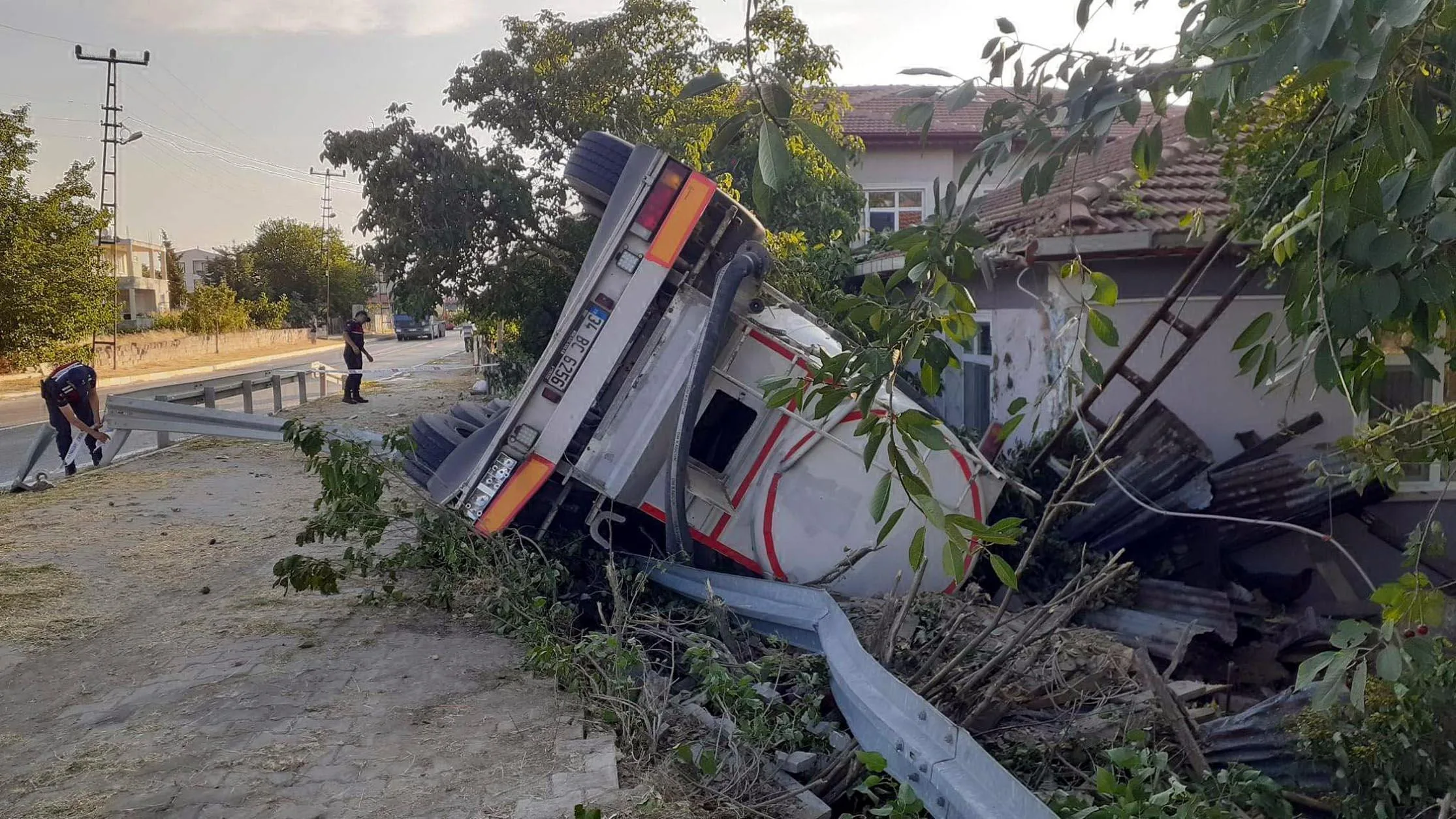 Tanker Evlerine Çarptı; Bomba Patlaması ya da Deprem Olduğunu Sandılar Tanker Evlerine Çarptı; Bomba Patlaması ya da Deprem Olduğunu Sandılar