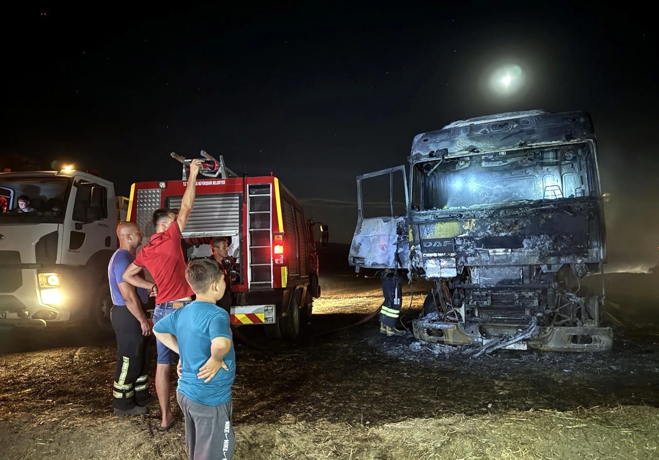 Buğday Yüklü TIR ile 300 Dönüm Tarım Arazisi Yandı Buğday Yüklü TIR ile 300 Dönüm Tarım Arazisi Yandı