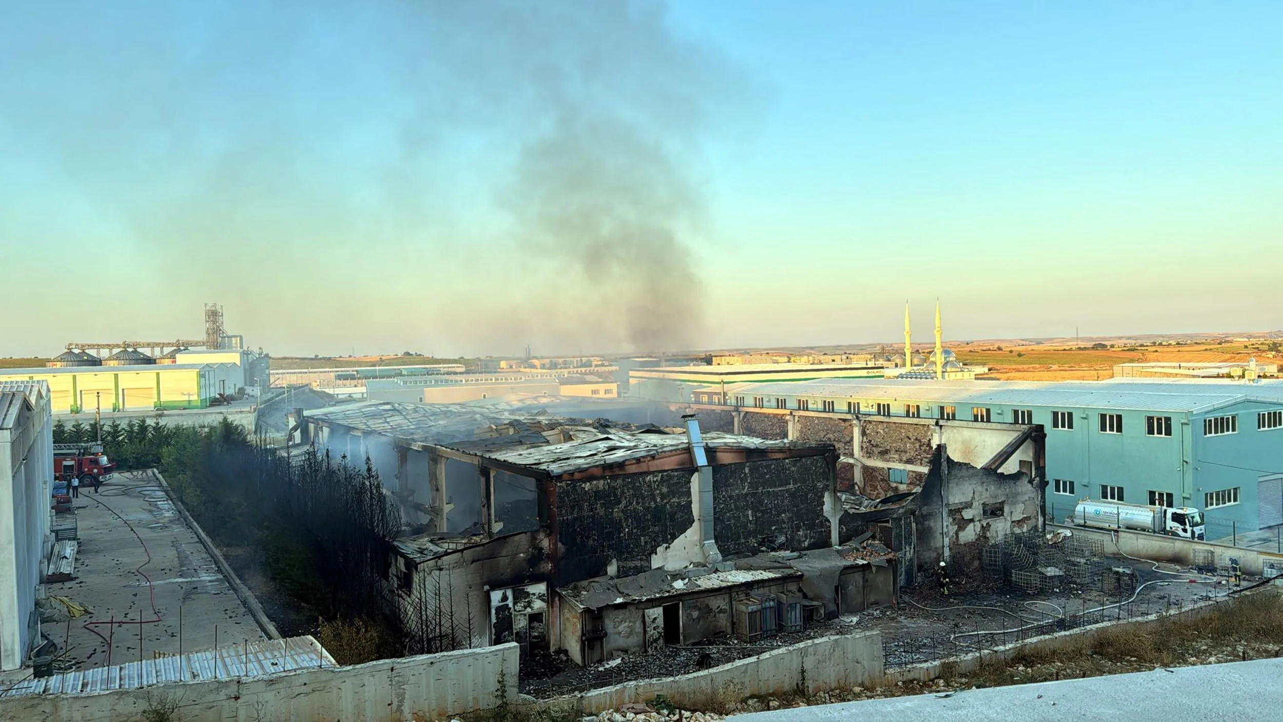 Tekirdağ’da parfüm fabrikasında korkutan yangın(2) Tekirdağ’da parfüm fabrikasında korkutan yangın(2)