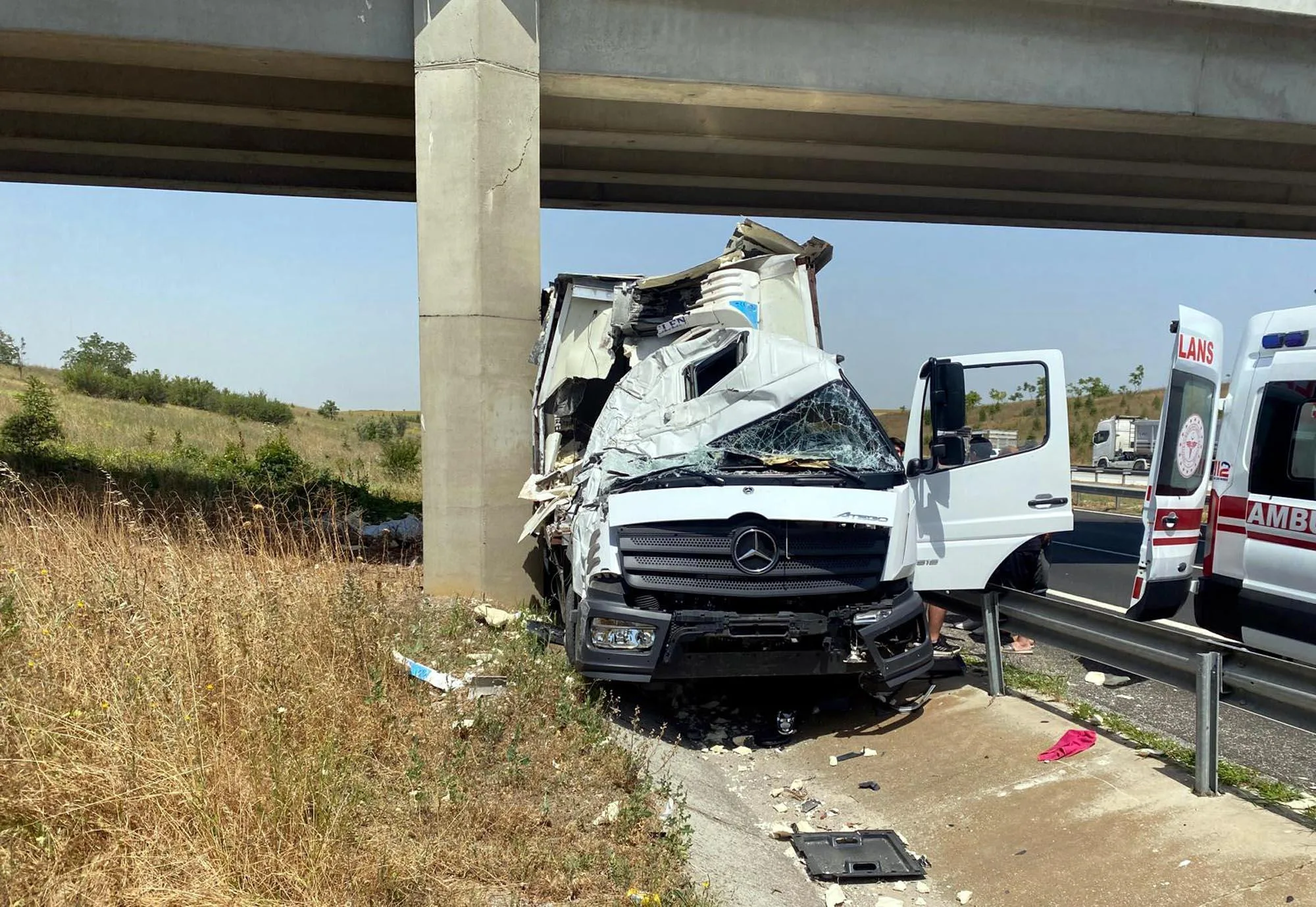 TEM’de Köprünün Beton Ayağına Çarpan Kamyonetin Sürücüsü Yaralandı TEM’de Köprünün Beton Ayağına Çarpan Kamyonetin Sürücüsü Yaralandı