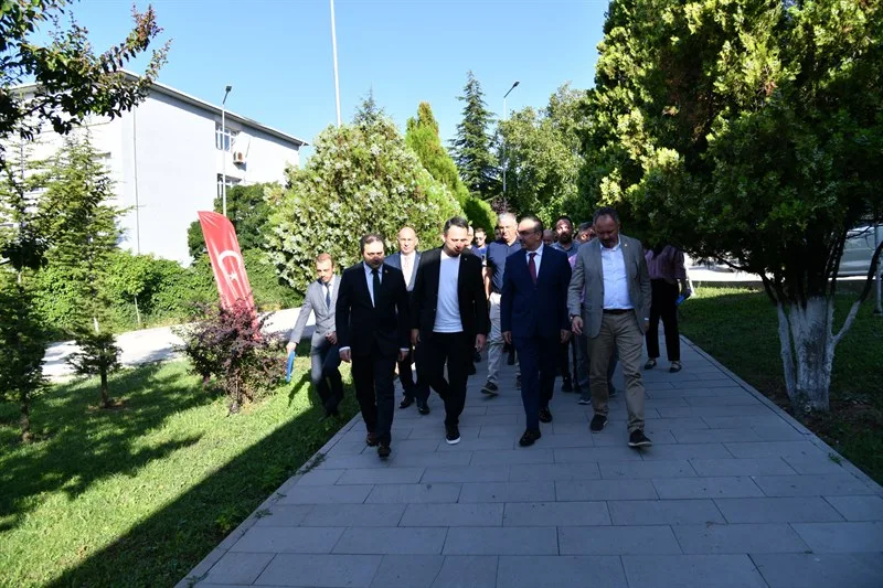 Vali Soytürk ve Bakan Yardımcısı Eminoğlu Gençlik Kampına Katılan Gençlerle Bir Araya Geldi Vali Soytürk ve Bakan Yardımcısı Eminoğlu Gençlik Kampına Katılan Gençlerle Bir Araya Geldi