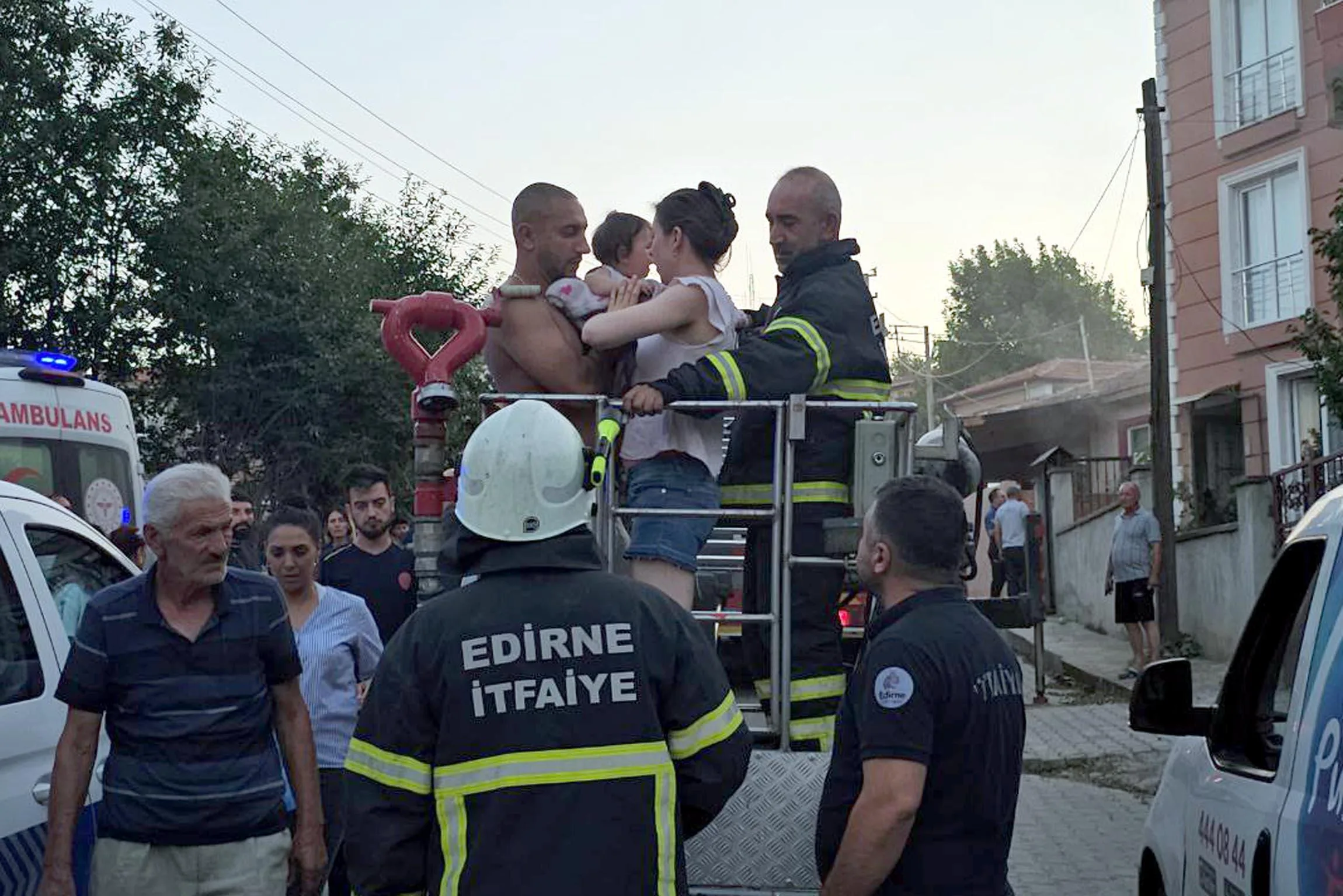 Yangında binada mahsur 1’i bebek 4 kişi, itfaiye merdiveniyle kurtarıldı Yangında binada mahsur 1’i bebek 4 kişi, itfaiye merdiveniyle kurtarıldı