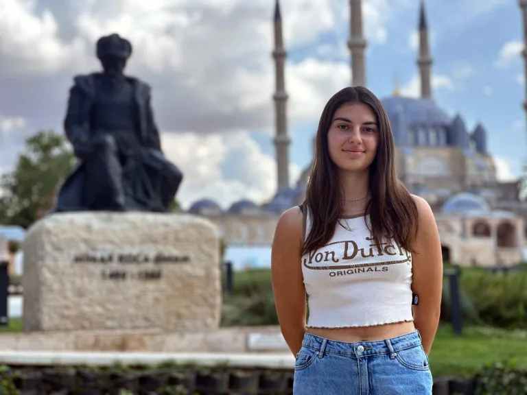 Almanya’da 16 yaşında belediye meclis üyesi seçilen Gülafer: Gençlere örnek olmak istiyorum