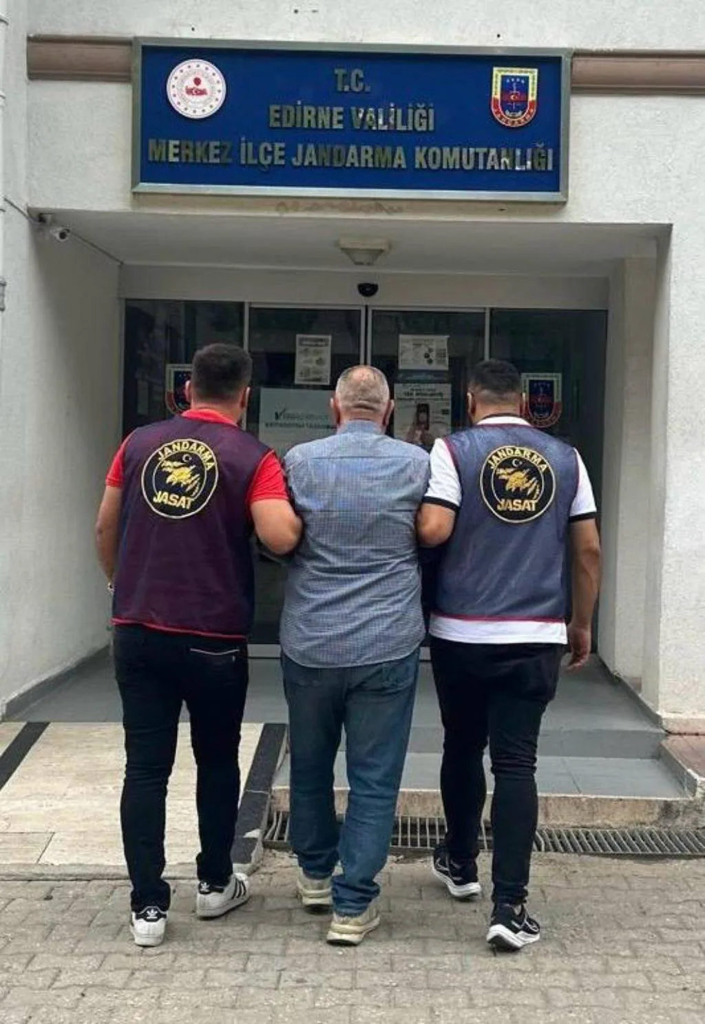 Edirne’de 15 yıl hapis cezasıyla aranan ‘kasten öldürme’ şüphelisi yakalandı Edirne’de 15 yıl hapis cezasıyla aranan ‘kasten öldürme’ şüphelisi yakalandı