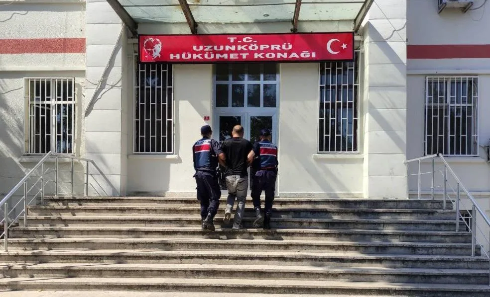 Edirne’de 15 yıl hapisle aranan hükümlü yakalandı Edirne’de 15 yıl hapisle aranan hükümlü yakalandı