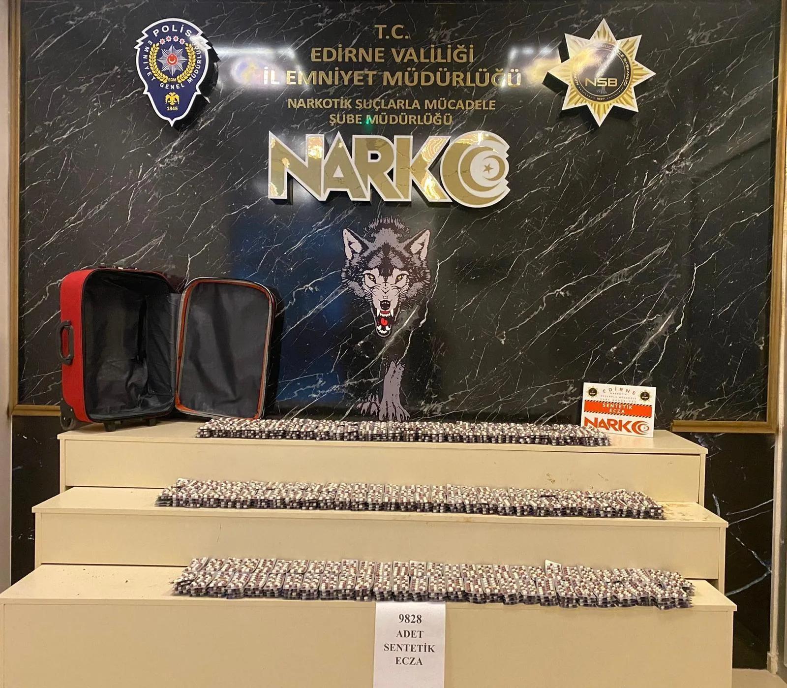 Edirne’de 9 bin 828 sentetik ecza hapı ve skunk ele geçirildi; 6 tutuklama Edirne’de 9 bin 828 sentetik ecza hapı ve skunk ele geçirildi; 6 tutuklama
