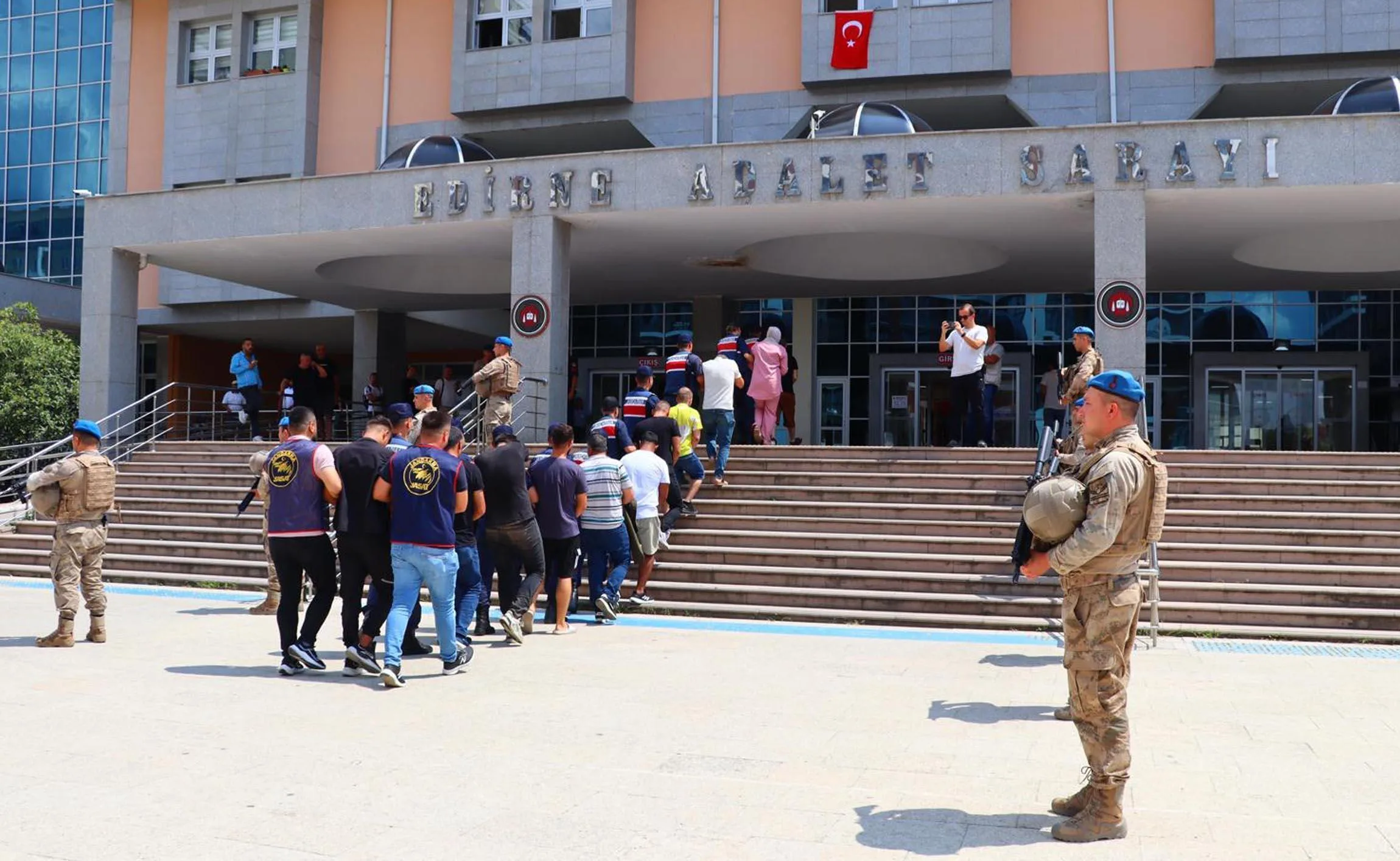 Edirne’de 90 kaçak göçmen ile 18 organizatör yakalandı Edirne’de 90 kaçak göçmen ile 18 organizatör yakalandı