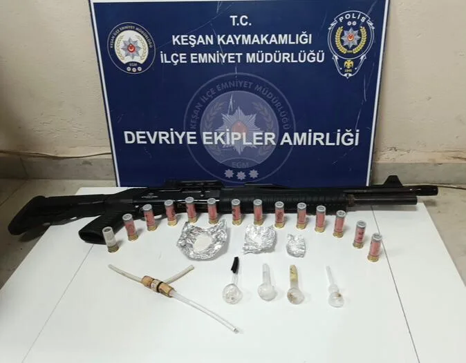 Edirne’de araçta silah ve uyuşturucu ele geçirildi; 2 gözaltı