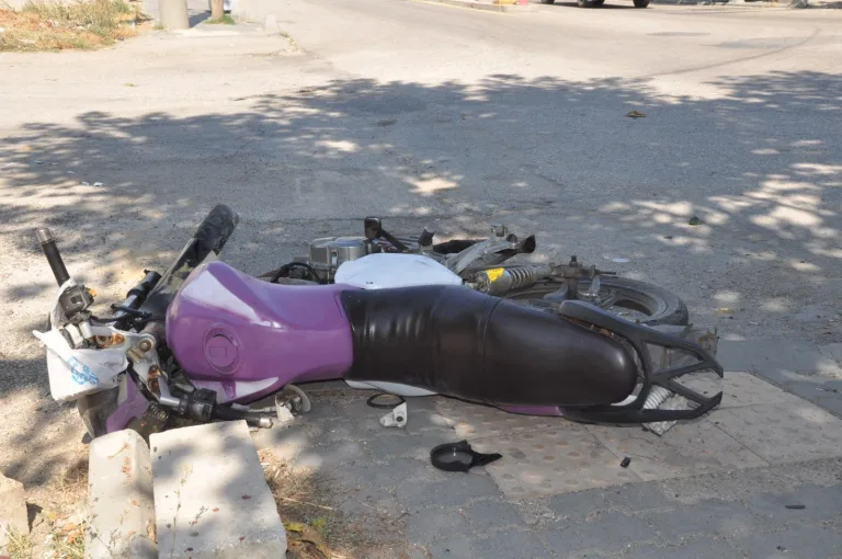 Edirne’de devrilerek kaldırıma çarpan motosikletin sürücüsü yaralandı