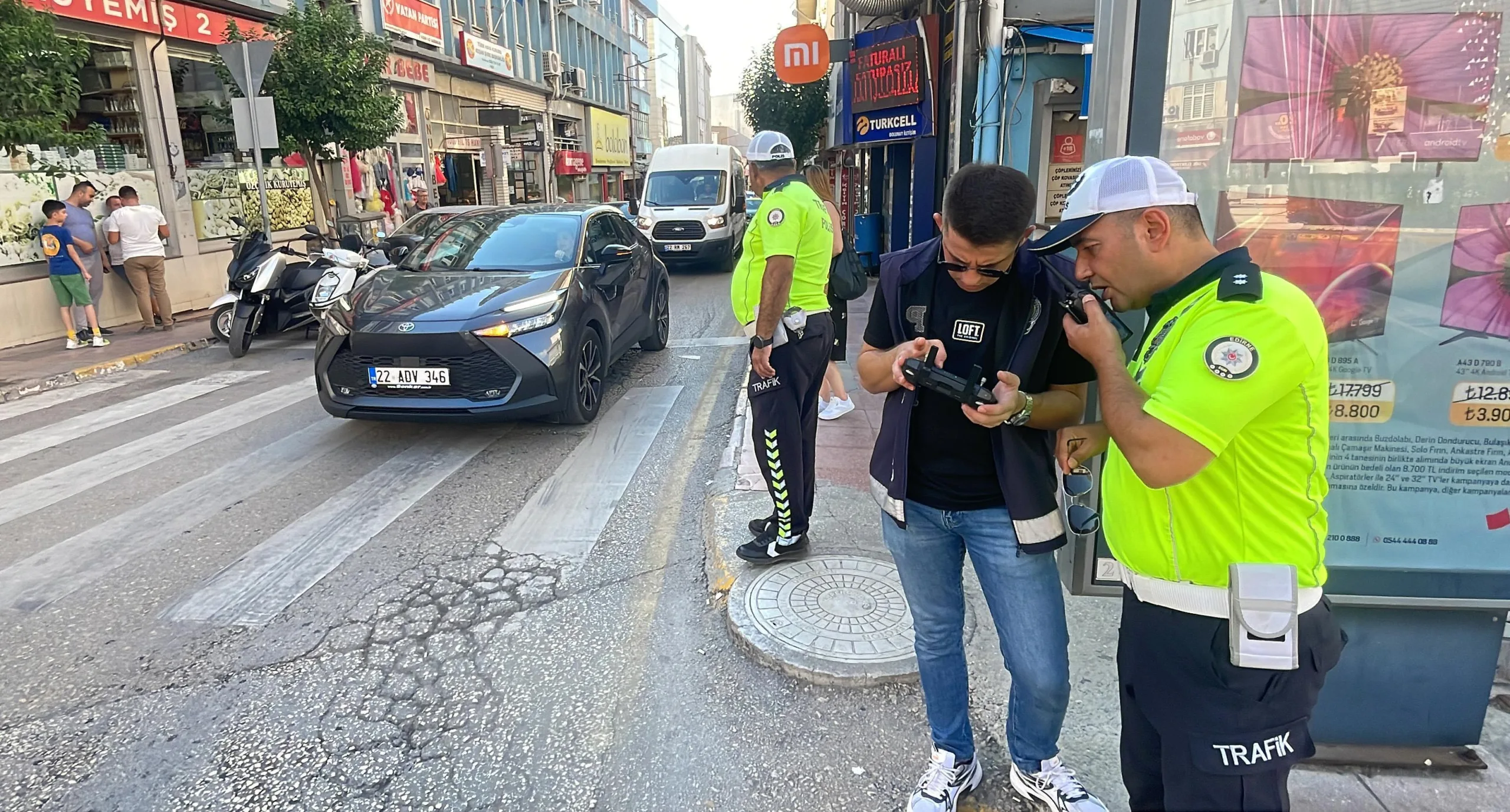Edirne’de dronla yapılan trafik denetiminde 12 sürücüye 14 bin lira ceza Edirne’de dronla yapılan trafik denetiminde 12 sürücüye 14 bin lira ceza