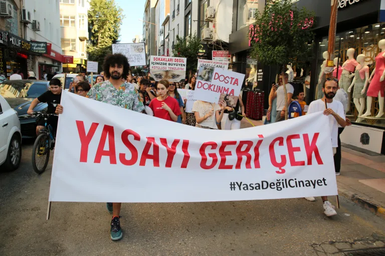 Edirne’de hayvanseverlerden ‘yasayı geri çek’ yürüyüşü