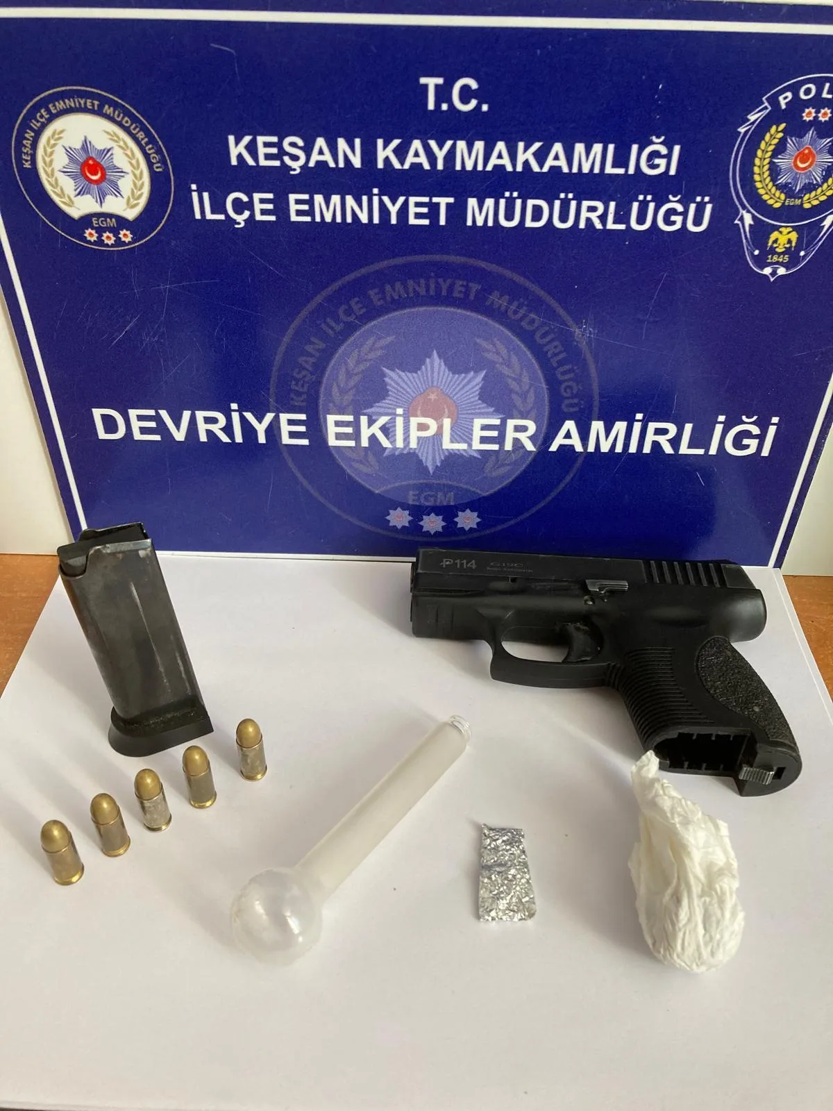 Edirne’de üzerlerinde uyuşturucu ve silahla yakalanan 3 şüpheliye gözaltı Edirne’de üzerlerinde uyuşturucu ve silahla yakalanan 3 şüpheliye gözaltı