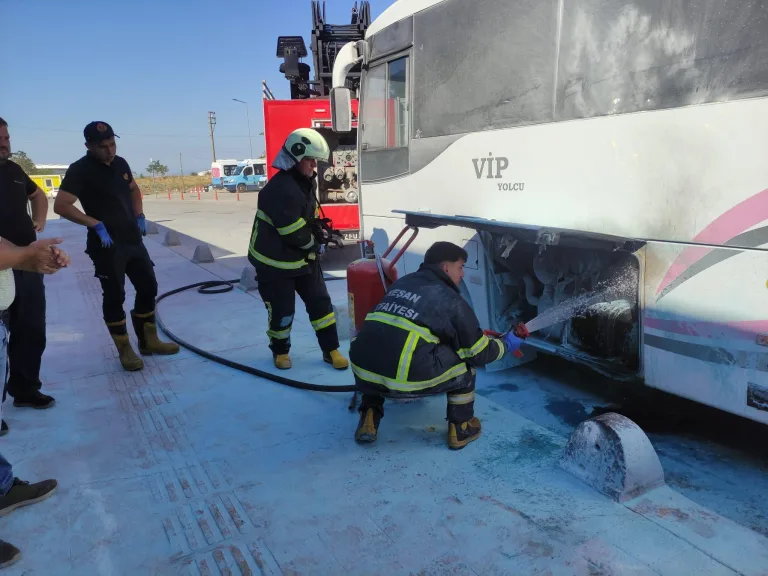 Edirne’de yolcu minibüsünün yakıt deposu kapağı alev aldı