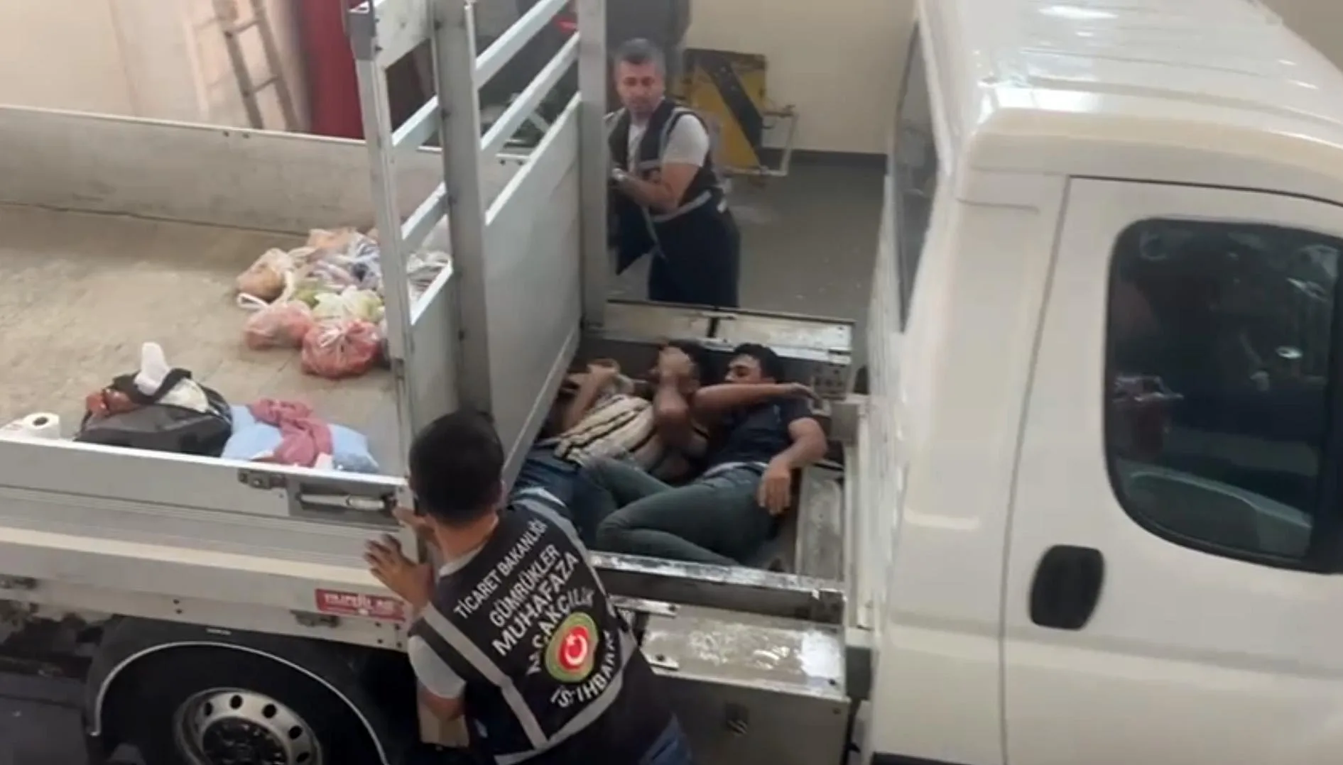 Kamyonetin kasasının altındaki gizli bölmede 5 kaçak göçmen yakalandı Kamyonetin kasasının altındaki gizli bölmede 5 kaçak göçmen yakalandı