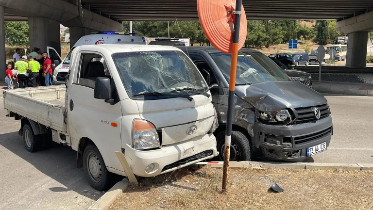 Kazada anneleri yaralanan 3 çocuğu, babaları sakinleştirdi