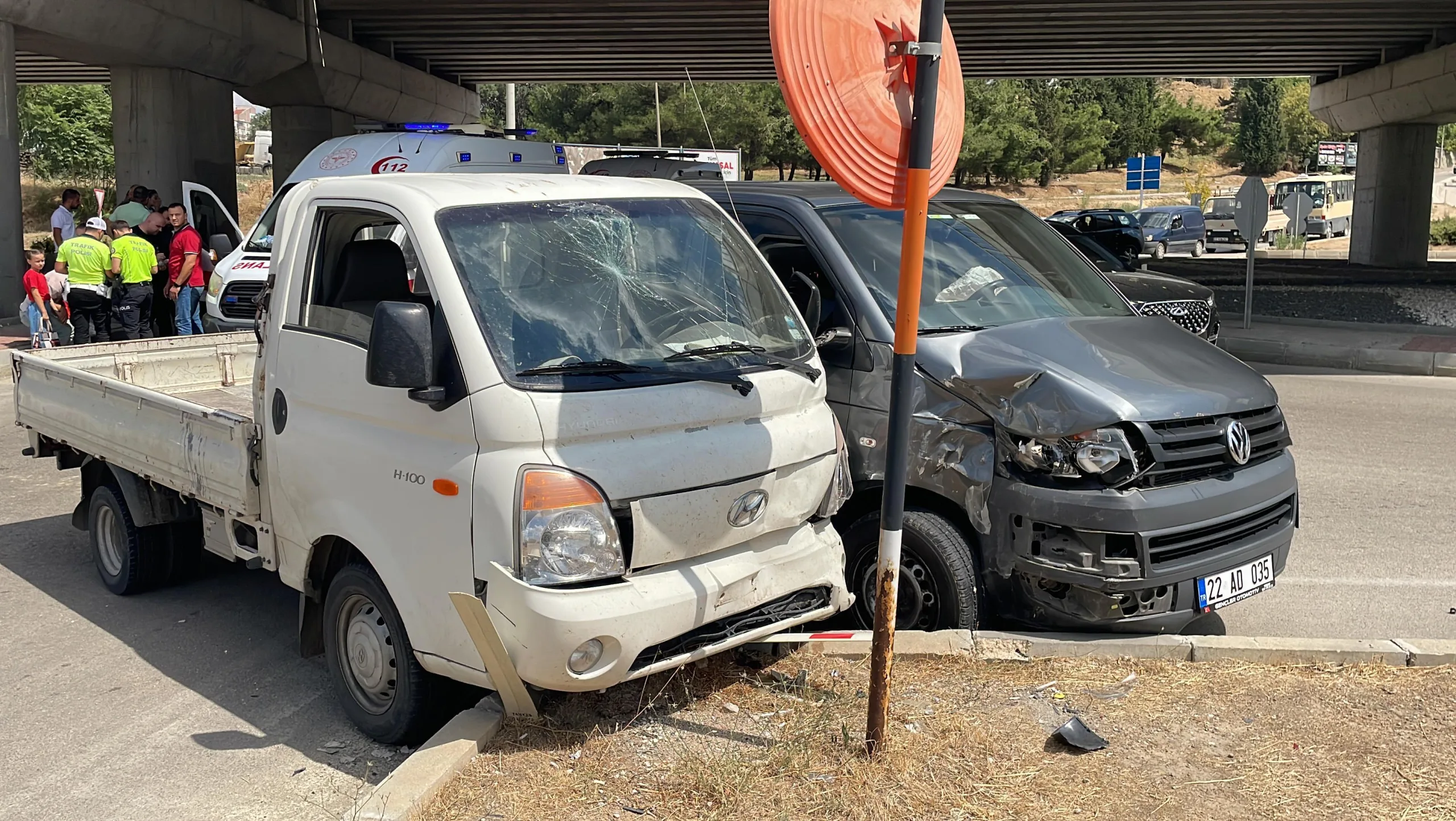 Kazada anneleri yaralanan 3 çocuğu, babaları sakinleştirdi Kazada anneleri yaralanan 3 çocuğu, babaları sakinleştirdi