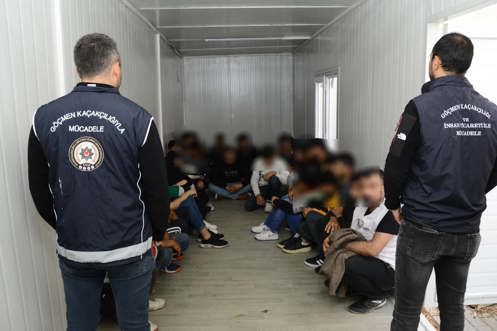 Kırklareli’de 99 kaçak göçmen yakalandı; 2 organizatör tutuklandı Kırklareli’de 99 kaçak göçmen yakalandı; 2 organizatör tutuklandı