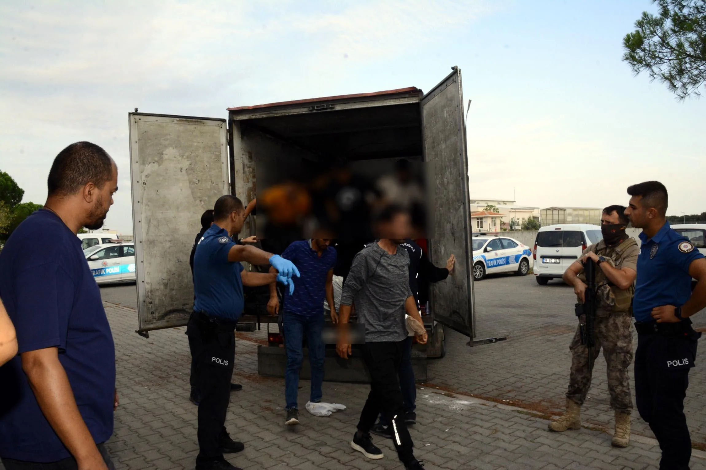 Kırklareli’de polisten kaçan kamyonette 32 kaçak göçmen yakalandı Kırklareli’de polisten kaçan kamyonette 32 kaçak göçmen yakalandı