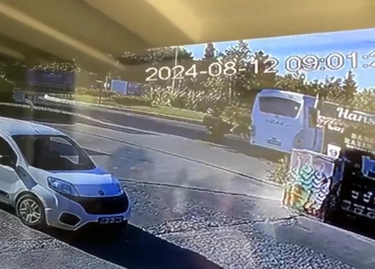 Midibüsle Çarpışan Motosikletin Sürücüsü Ağır Yaralandı