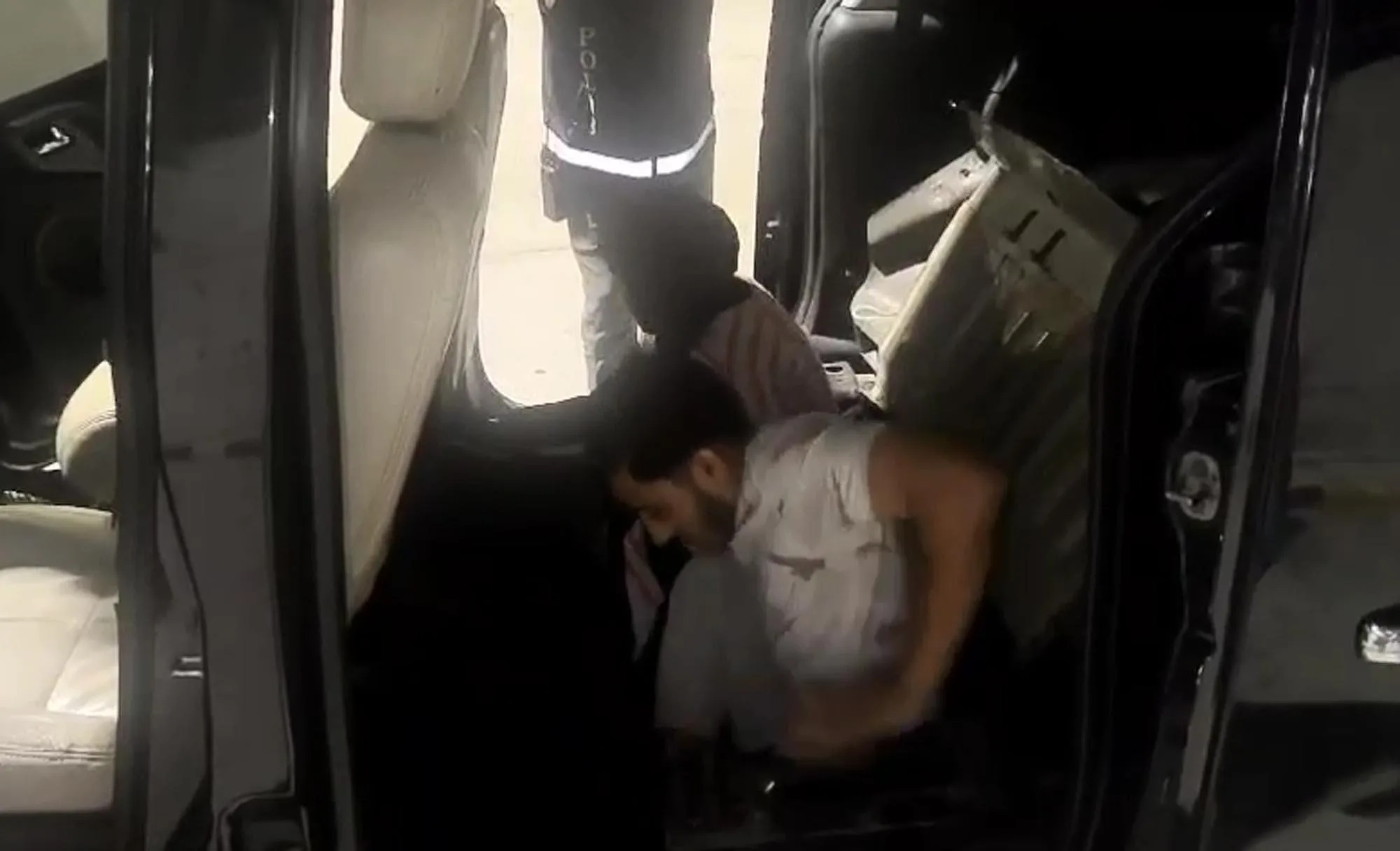 Otomobilin koltuğunun altında 2 kaçak göçmen yakalandı; nefes alabilmeleri için ‘hortum sistemi’ kurulmuş Otomobilin koltuğunun altında 2 kaçak göçmen yakalandı; nefes alabilmeleri için ‘hortum sistemi’ kurulmuş