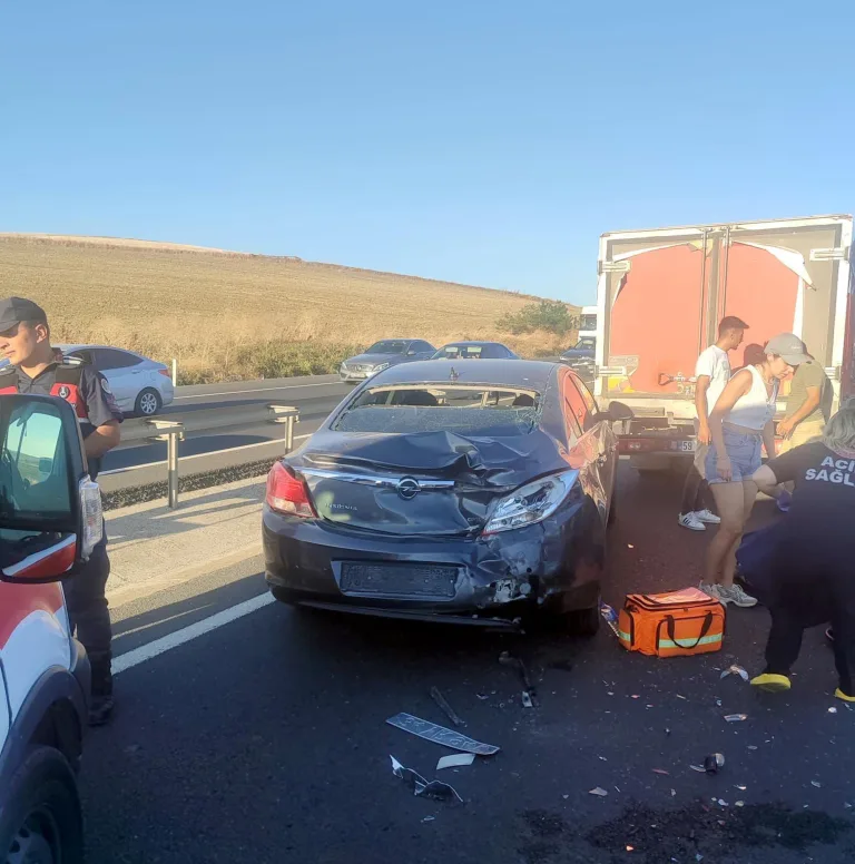 Motosiklet Otomobille Çarpıştı: 2 Yaralı