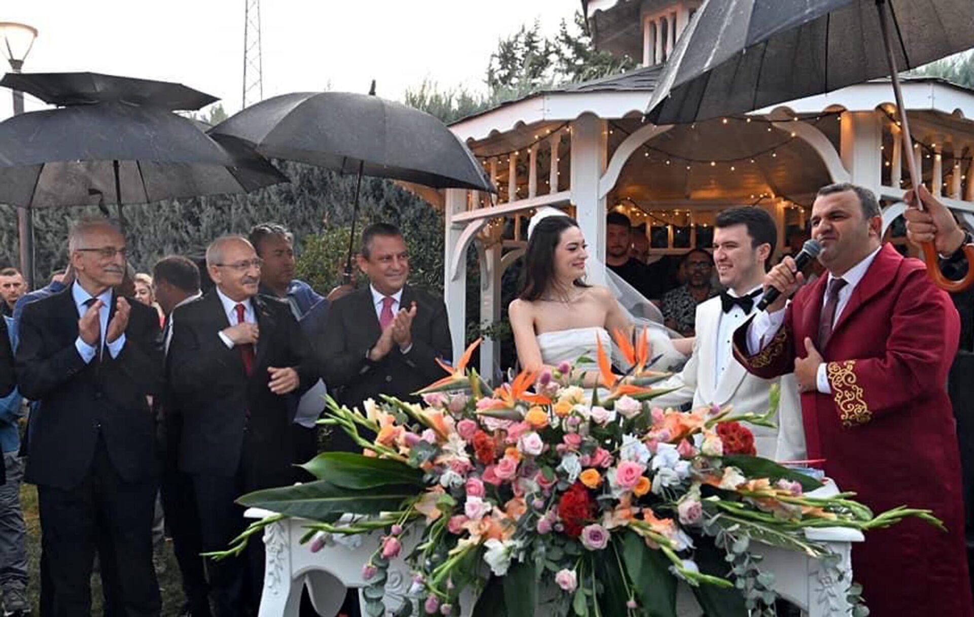 Özel ve Kılıçdaroğlu, nikah şahitliği yaptı Özel ve Kılıçdaroğlu, nikah şahitliği yaptı