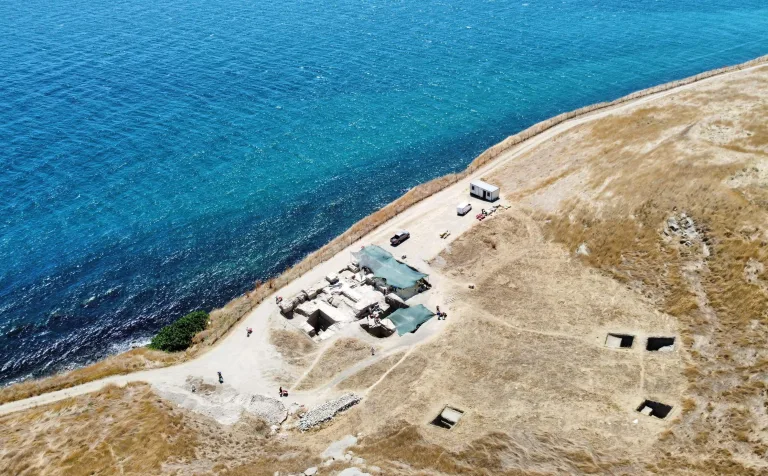 Perinthos Antik Kenti’nde ortaya çıkarılan tiyatroda, heykel ve mezar bulundu