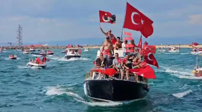 Saros’ta teknelerle 30 Ağustos kutlaması