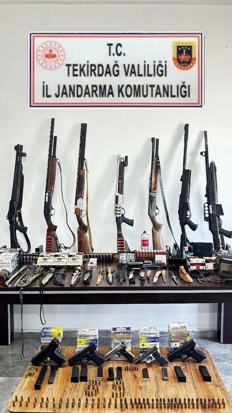 Tekirdağ’da jandarmanın operasyonunda bir evde çok sayıda silah ve mühimmat ele geçirildi