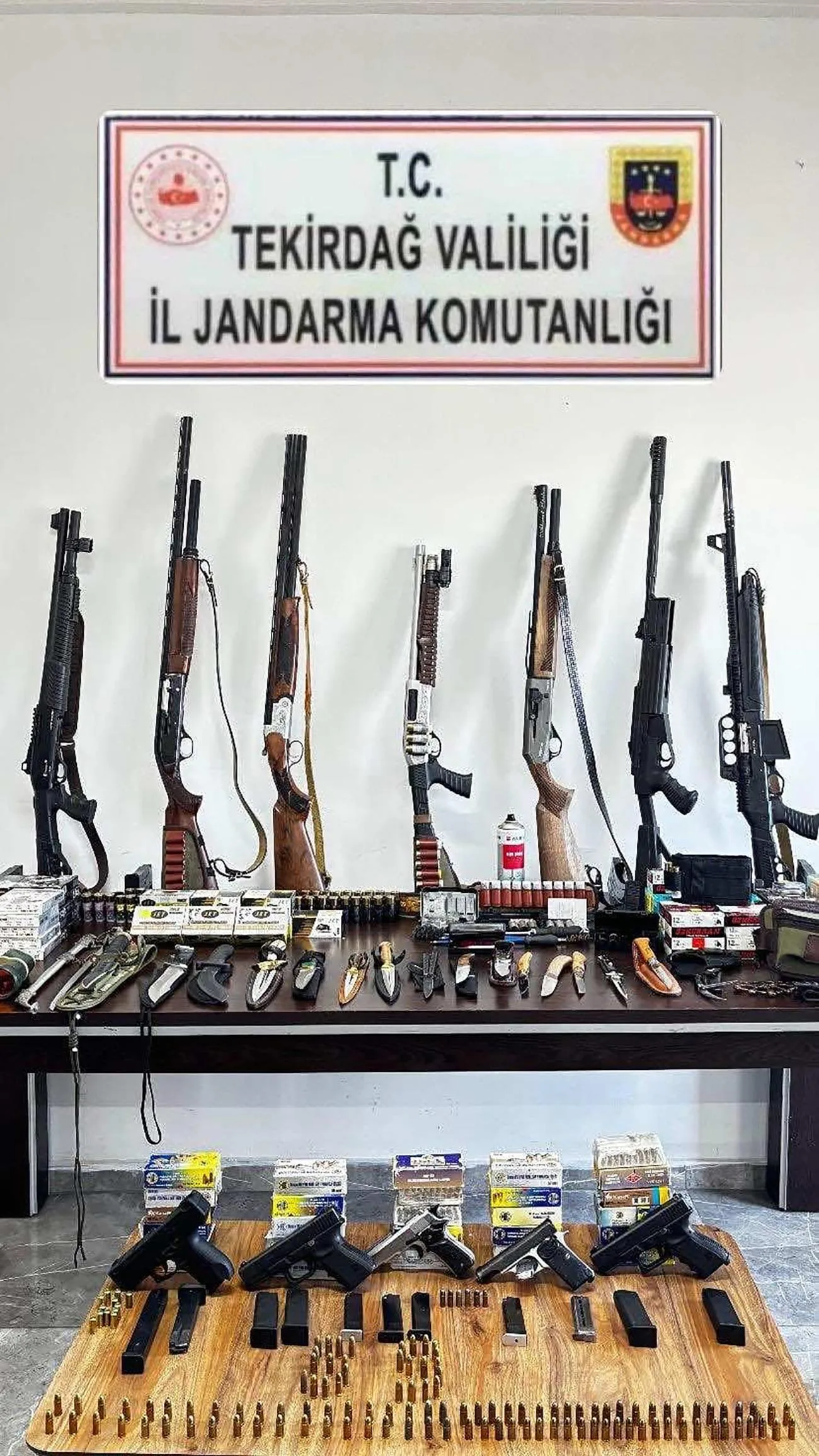 Tekirdağ’da jandarmanın operasyonunda bir evde çok sayıda silah ve mühimmat ele geçirildi Tekirdağ’da jandarmanın operasyonunda bir evde çok sayıda silah ve mühimmat ele geçirildi