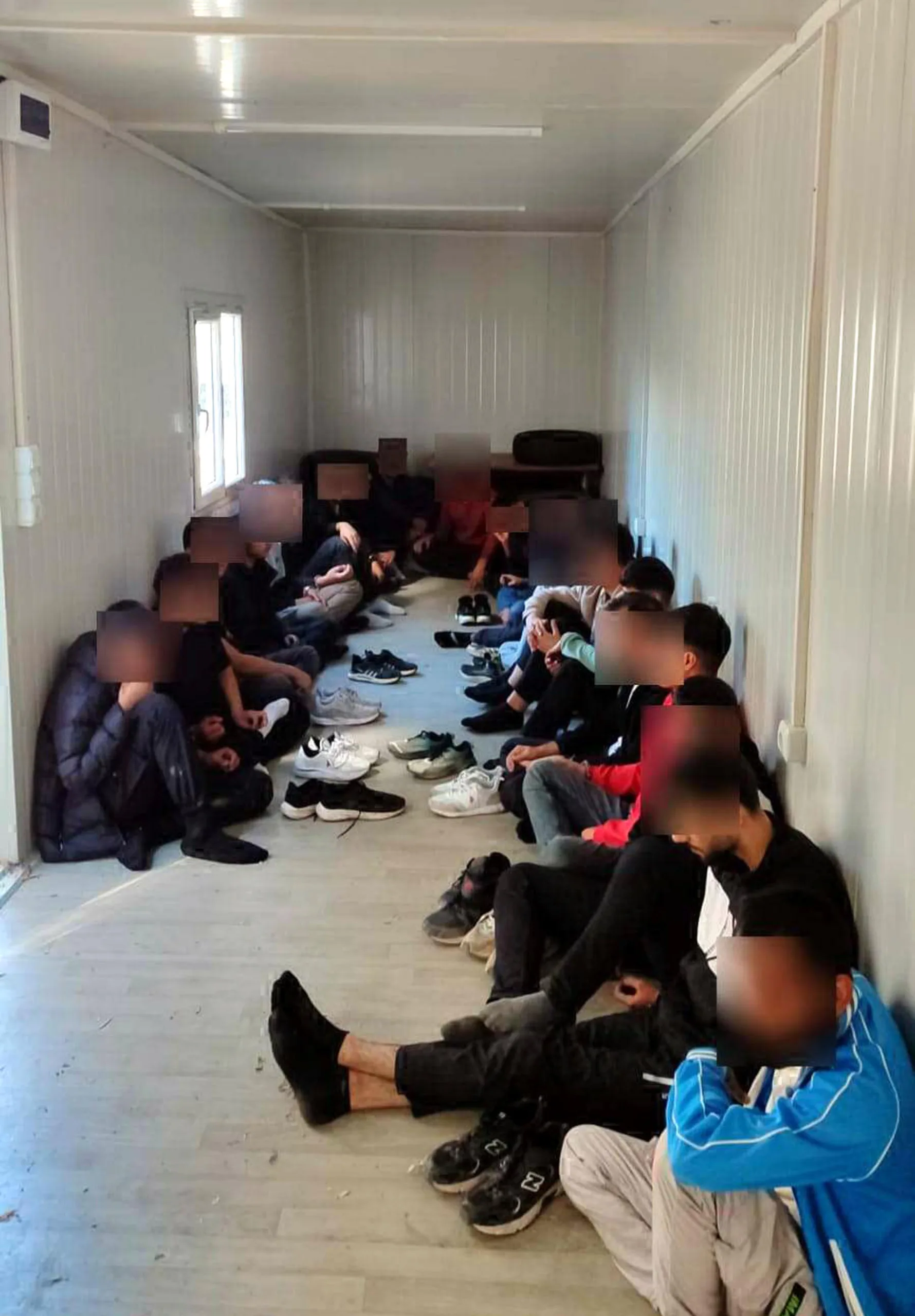 TIR’ın dorsesinde 21 kaçak göçmen yakalandı TIR’ın dorsesinde 21 kaçak göçmen yakalandı