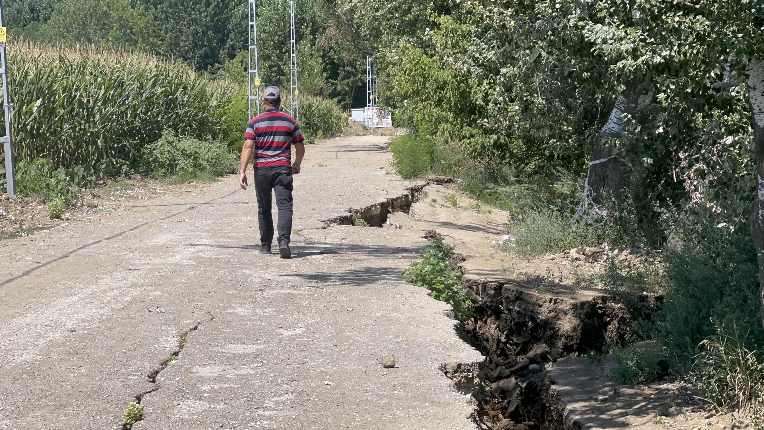 Tunca Nehri kurudu, yanındaki yolda 2 metrelik yarık ile çökme oldu / Ek fotoğraflar Tunca Nehri kurudu, yanındaki yolda 2 metrelik yarık ile çökme oldu / Ek fotoğraflar